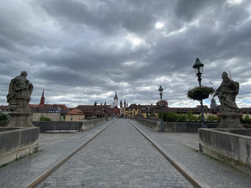 Alte Mainbrücke mit 12 Figuren