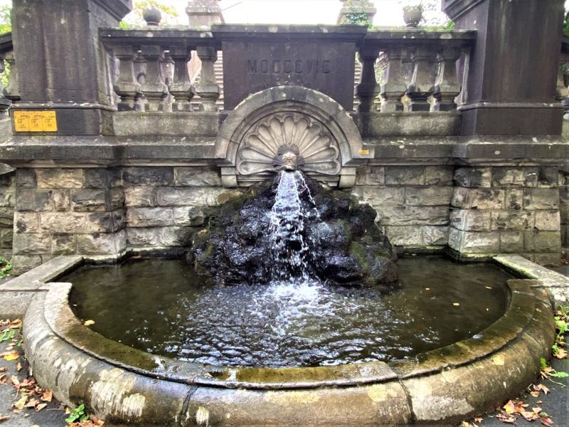Brunnen an der Löwenbrücke