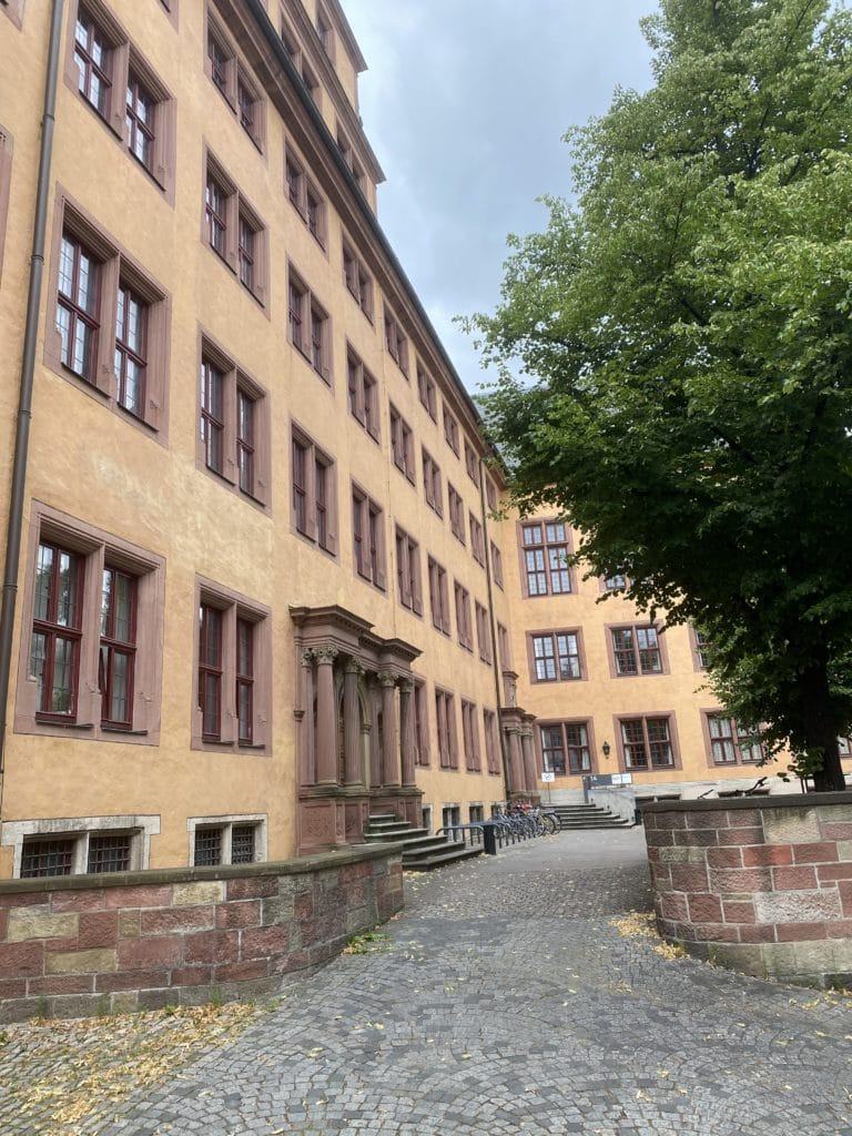Einer der vier Eingänge zur Alten Universität