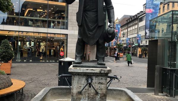 Häckerbrunnen vorne quadratisch