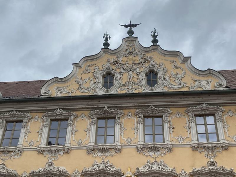 Einer der drei Giebel des Haus zum Falken