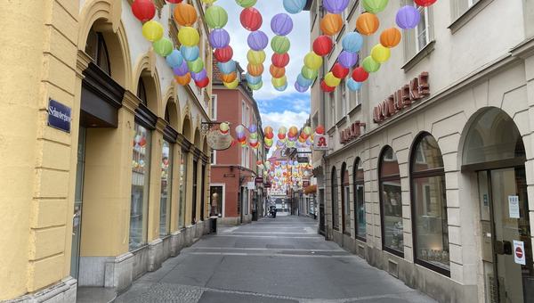 Schustergasse mit Lampions