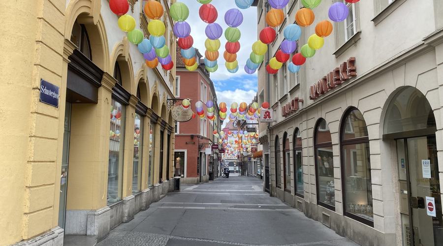 Schustergasse mit Lampions