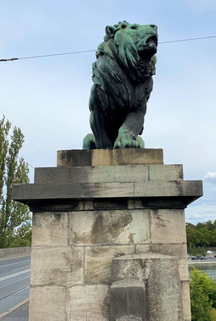 4 Löwen stehen auf der Löwenbrücke