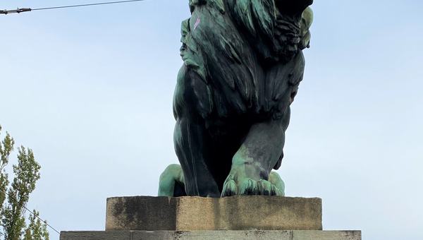 Löwe auf dem Sockel der Löwenbrücke