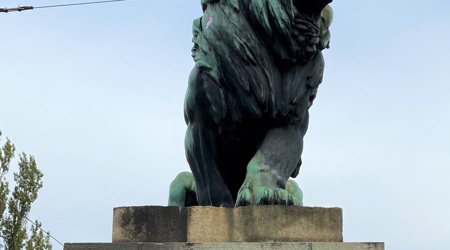 Löwe auf dem Sockel der Löwenbrücke