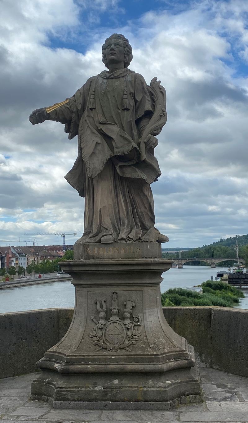 Statue der Figur St. Kolonat auf der alten Mainbrücke in Würzburg