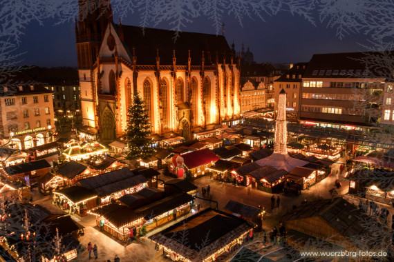 Obeliskbrunnen beleuchtet auf dem unteren Markt in Würzburg