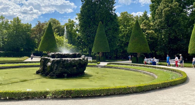 Felsenbrunnen im Südgarten